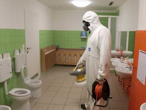 Foto Odborníka na dezinfekci pro článek Dezinfekce aerosolem zdibské školky - ZZGROUP.CZ